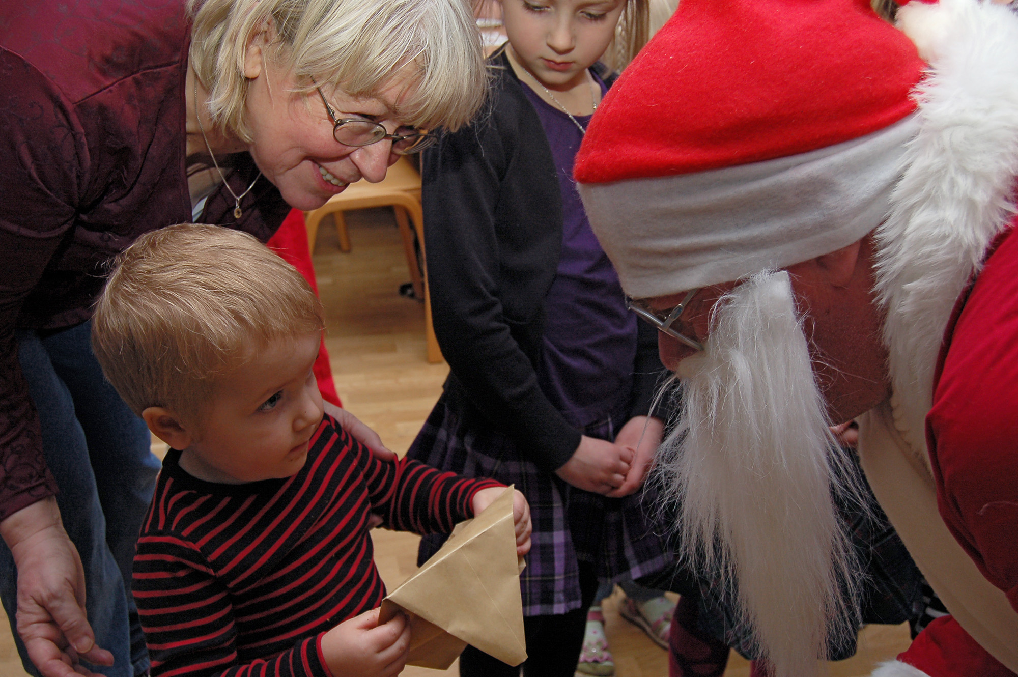 Röste.nu – Röstebilder – Julgransplundring i Dönjegården 2009