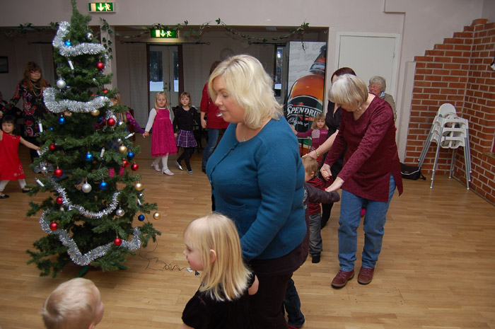 Röste.nu – Röstebilder – Julgransplundring i Dönjegården 2009