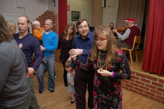 Röste.nu – Röstebilder – Julgransplundring i Dönjegården 2009