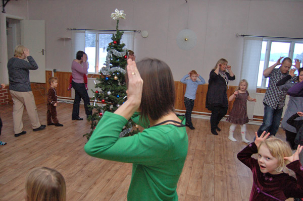 Röste.nu – Röstebilder – Julgransplundring i Dönjegården 2011