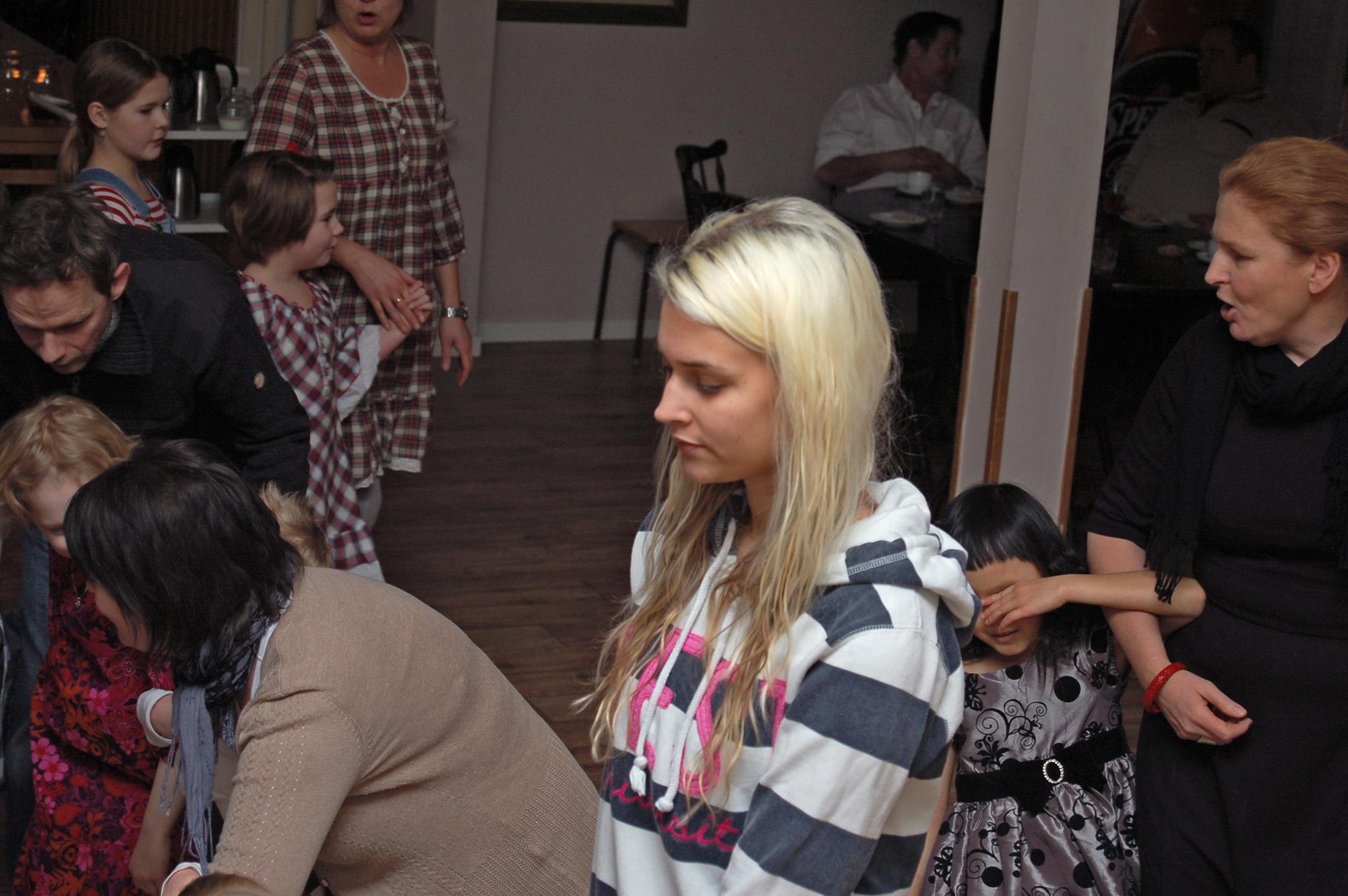 Röste.nu – Röstebilder – Julgransplundring i Dönjegården 2012