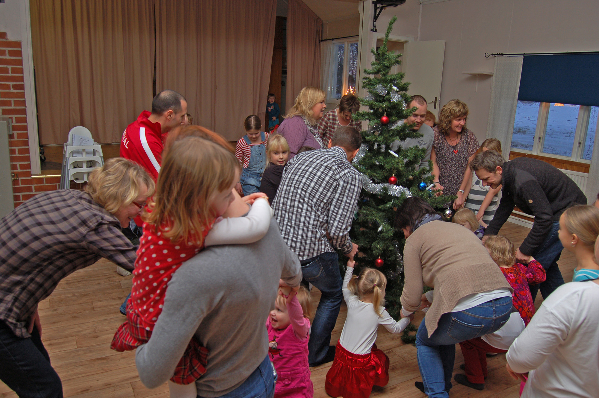 Röste.nu – Röstebilder – Julgransplundring i Dönjegården 2012