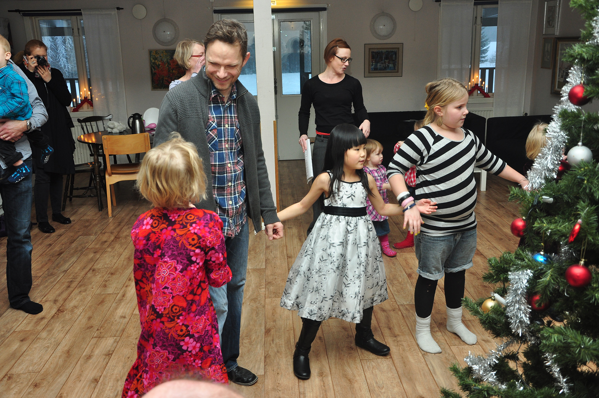 Röste.nu – Röstebilder – Julgransplundring i Dönjegården 2013
