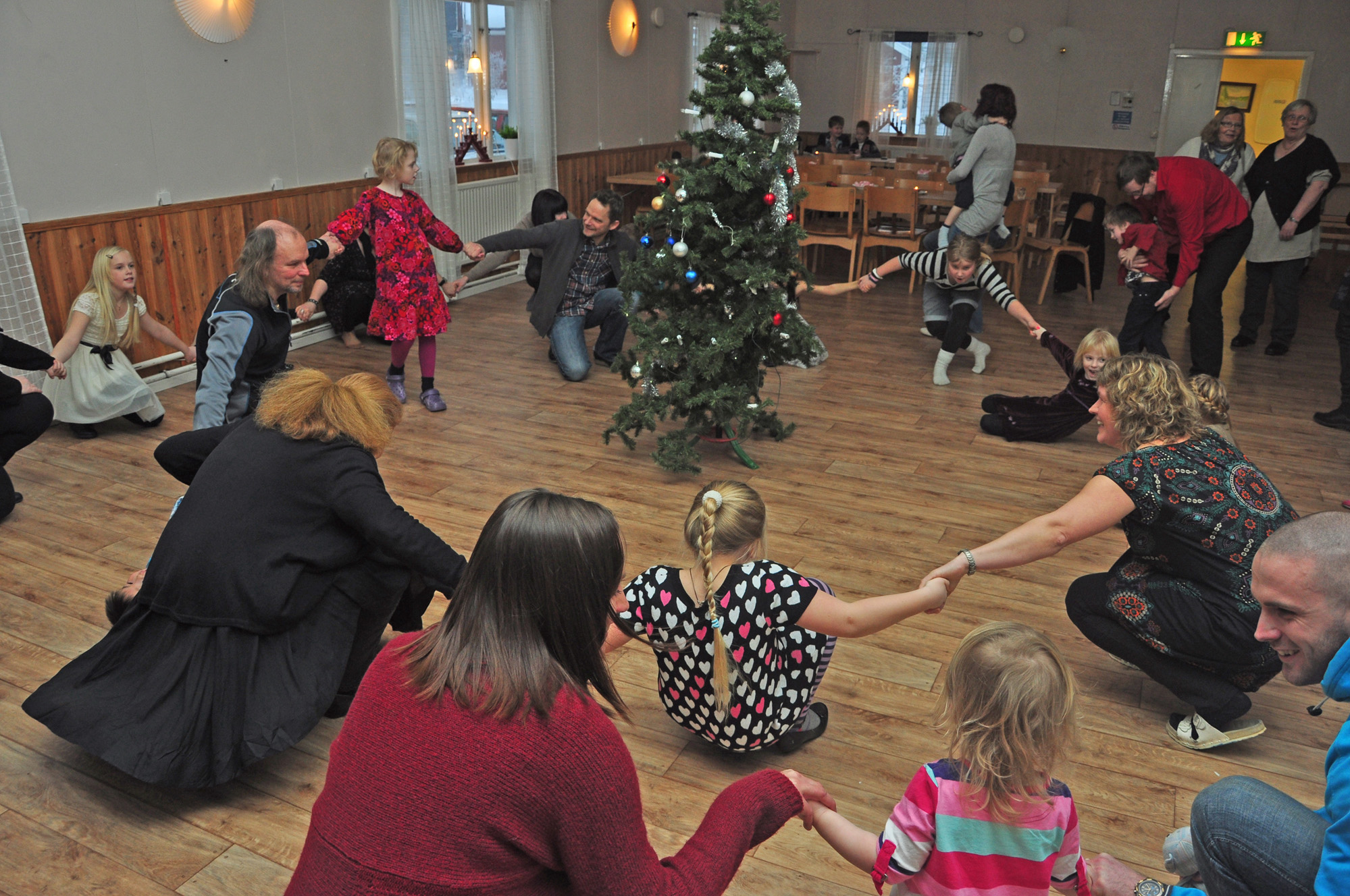 Röste.nu – Röstebilder – Julgransplundring i Dönjegården 2013