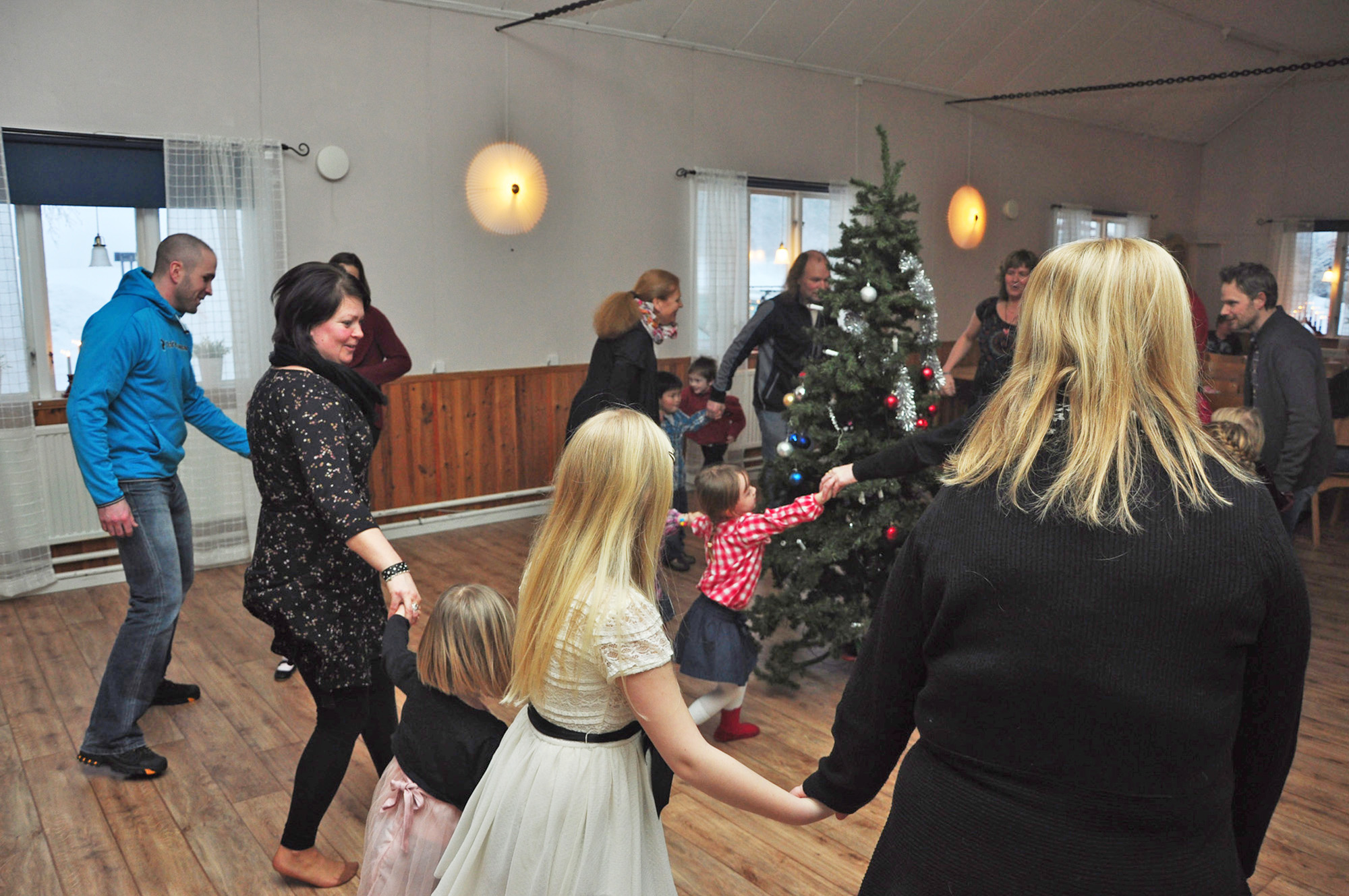 Röste.nu – Röstebilder – Julgransplundring i Dönjegården 2013