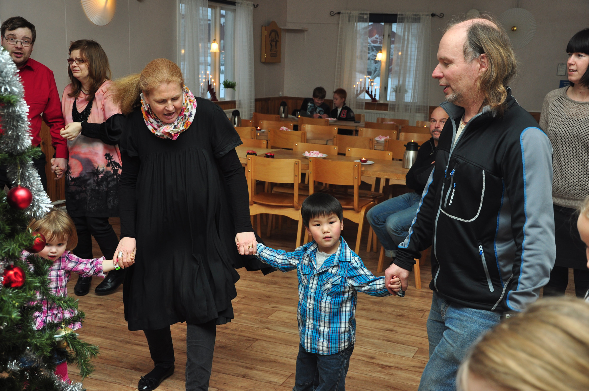 Röste.nu – Röstebilder – Julgransplundring i Dönjegården 2013