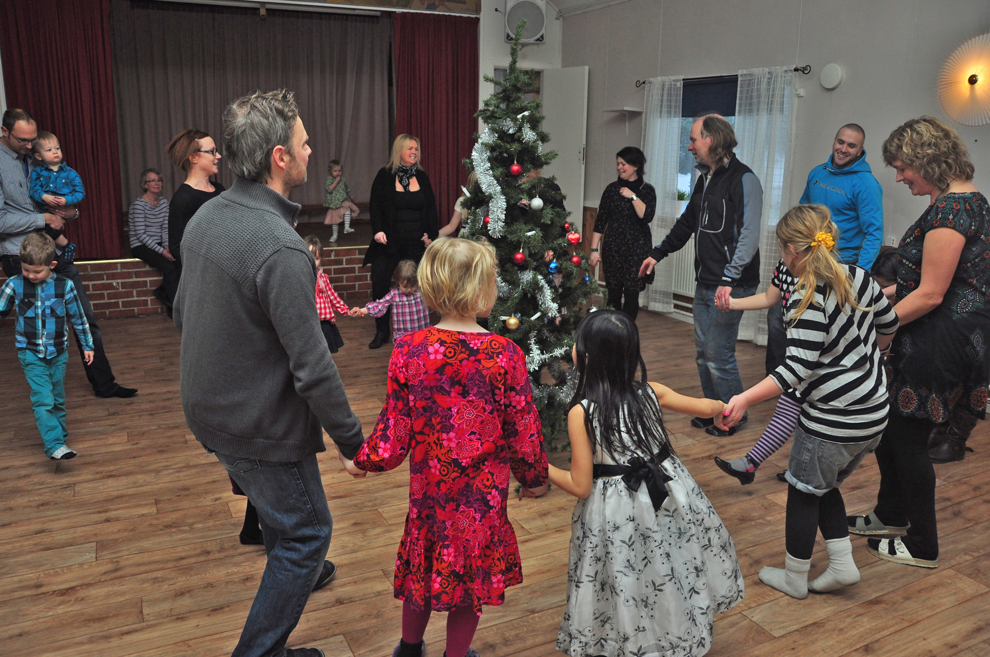 Röste.nu – Röstebilder – Julgransplundring i Dönjegården 2013