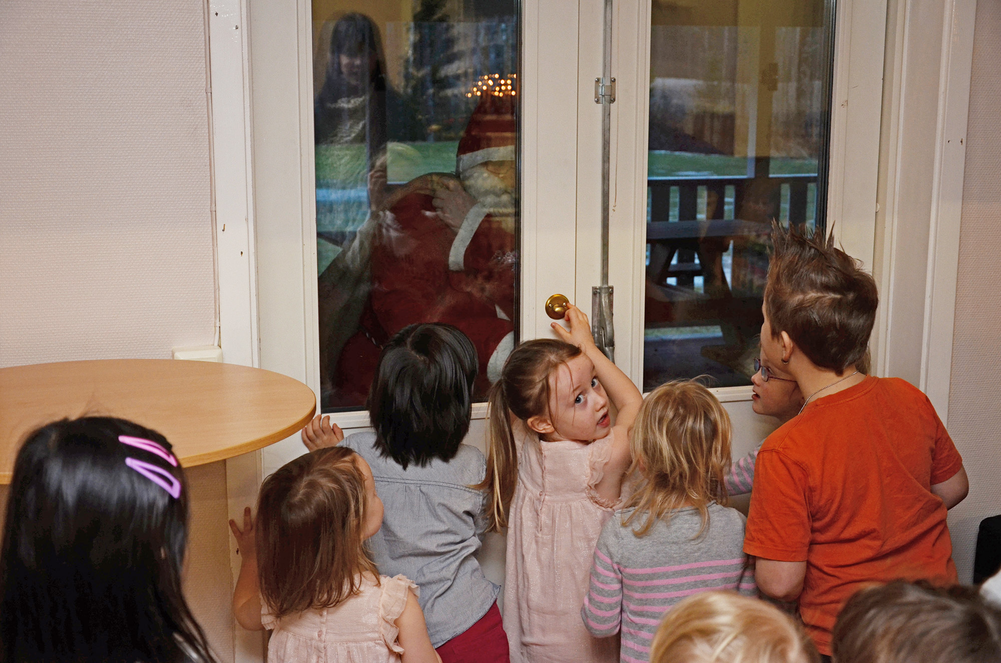 Röste.nu – Röstebilder – Julgransplundring i Dönjegården 2014