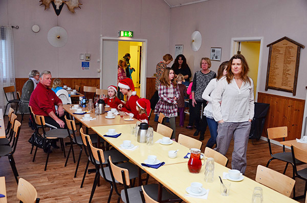 Röste.nu – Röstebilder – Julgransplundring i Dönjegården 2015