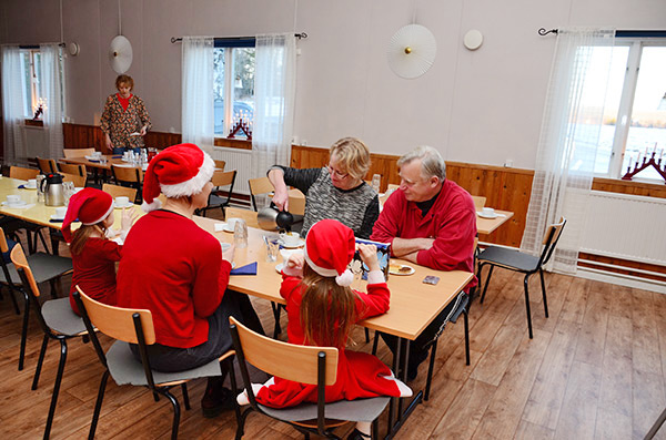 Röste.nu – Röstebilder – Julgransplundring i Dönjegården 2015