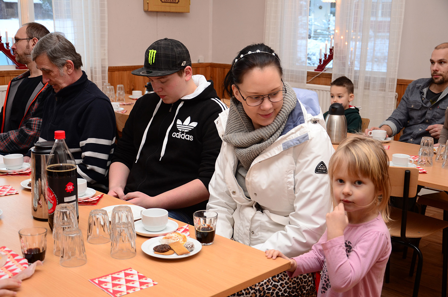 Röste.nu – Röstebilder – Julgransplundring i Dönjegården 2016