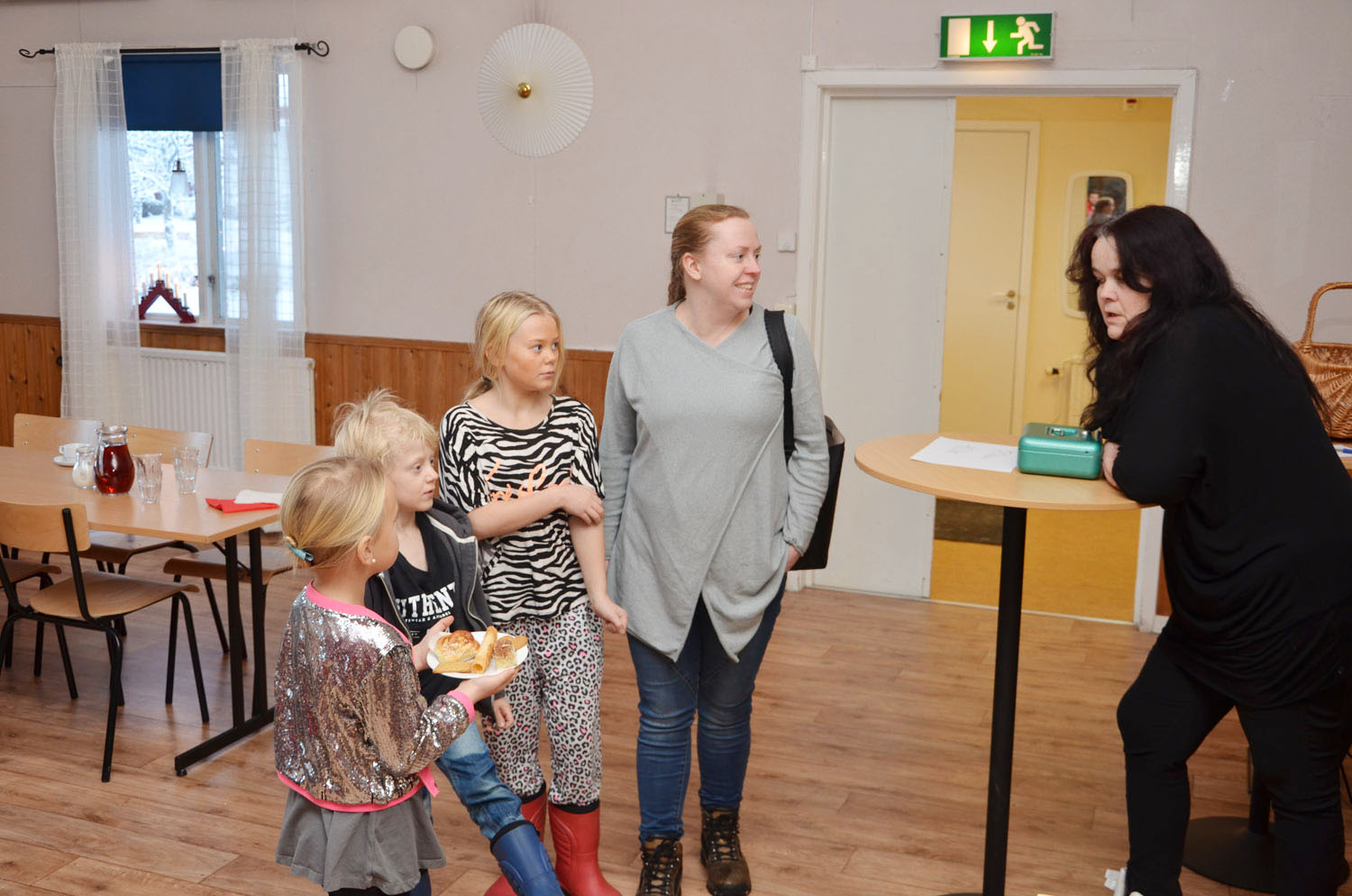 Röste.nu – Röstebilder – Julgransplundring i Dönjegården 2017