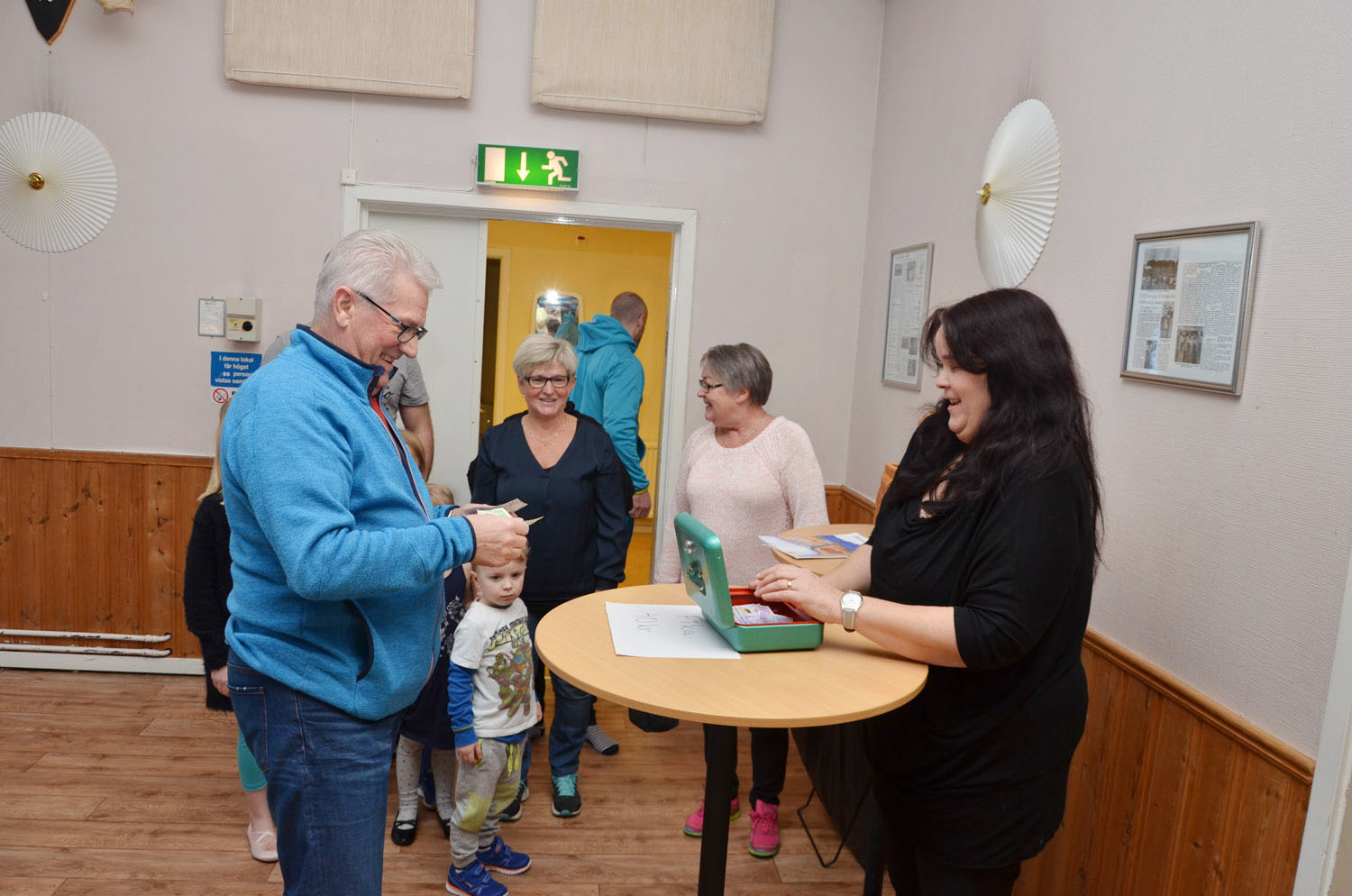 Röste.nu – Röstebilder – Julgransplundring i Dönjegården 2017