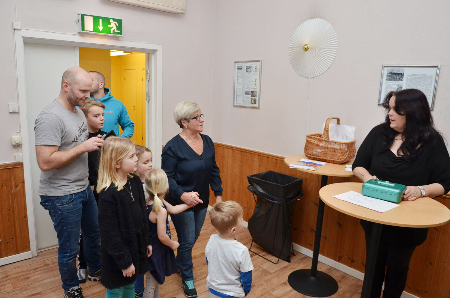 Röste.nu – Röstebilder – Julgransplundring i Dönjegården 2017