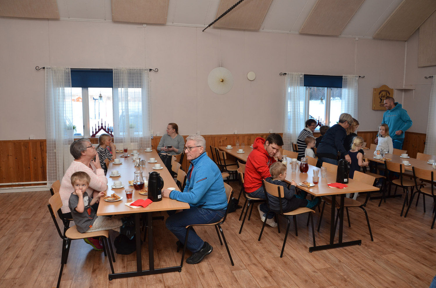 Röste.nu – Röstebilder – Julgransplundring i Dönjegården 2017