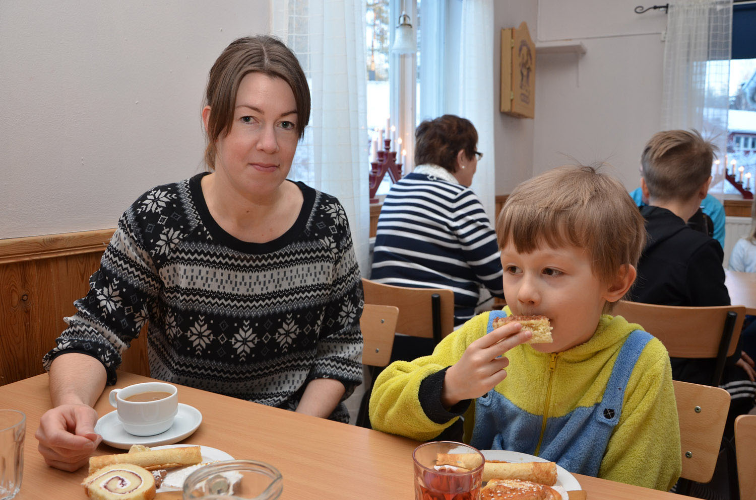 Röste.nu – Röstebilder – Julgransplundring i Dönjegården 2017