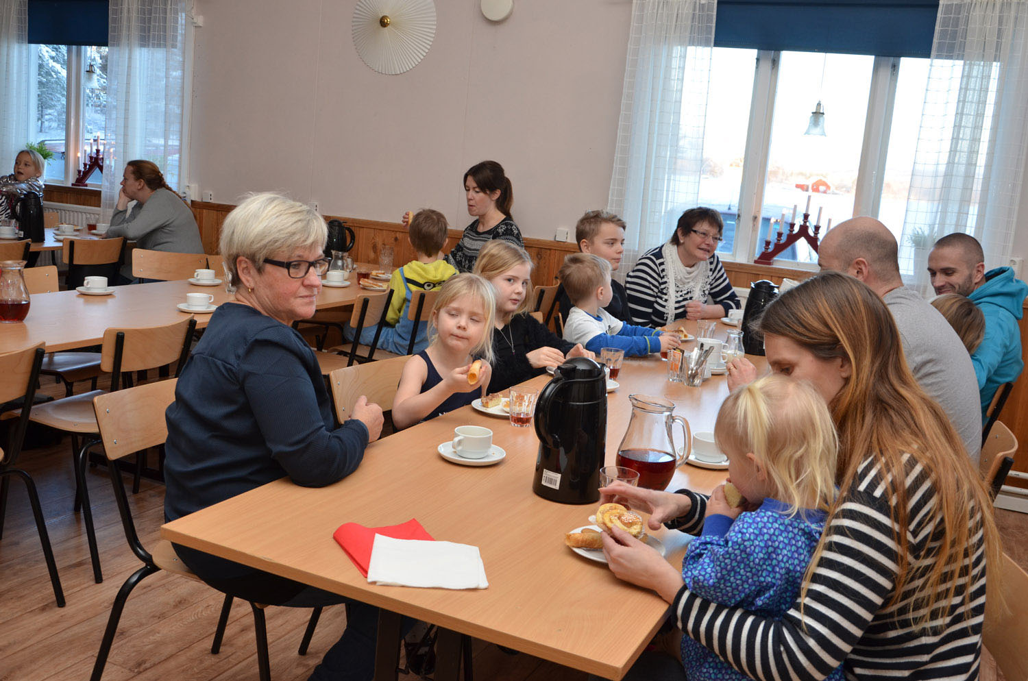 Röste.nu – Röstebilder – Julgransplundring i Dönjegården 2017