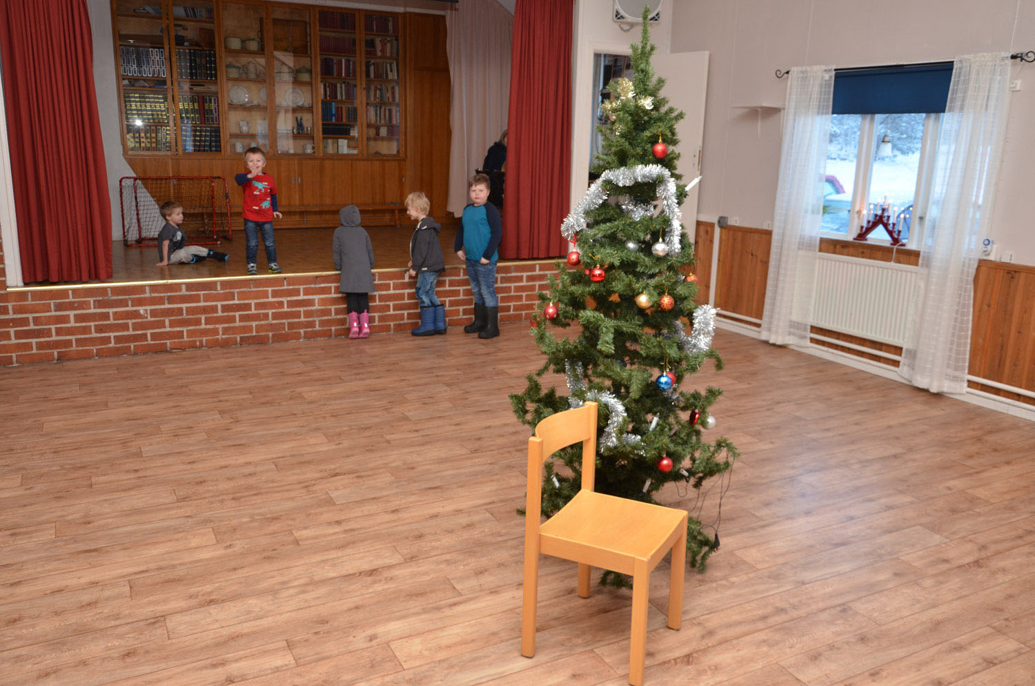 Röste.nu – Röstebilder – Julgransplundring i Dönjegården 2017