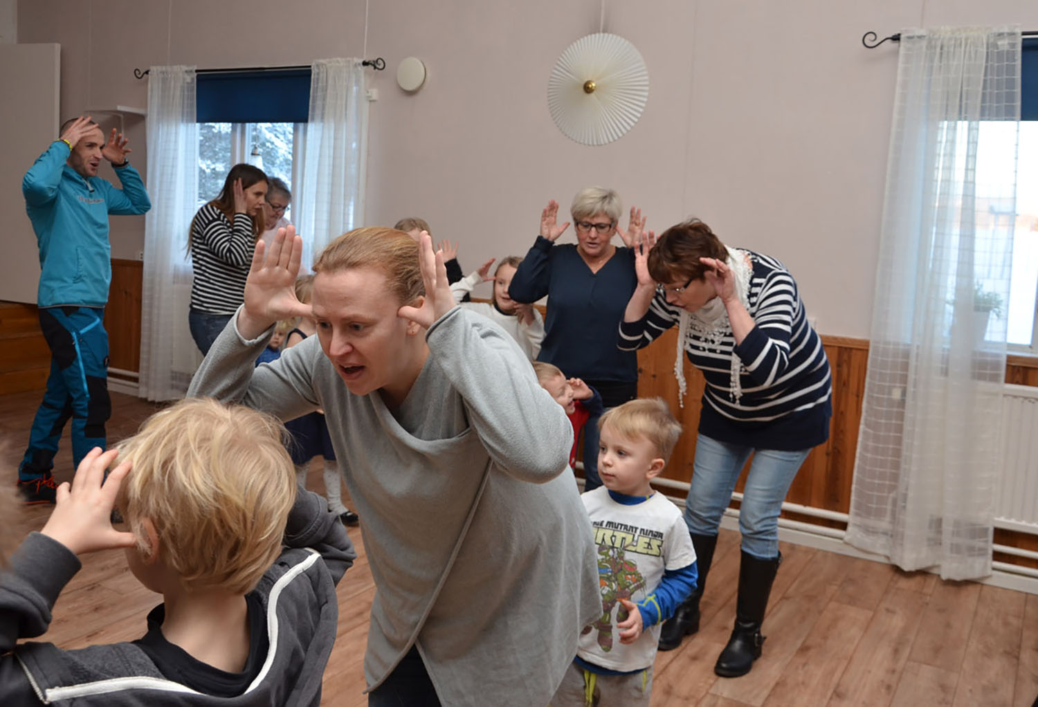 Röste.nu – Röstebilder – Julgransplundring i Dönjegården 2017