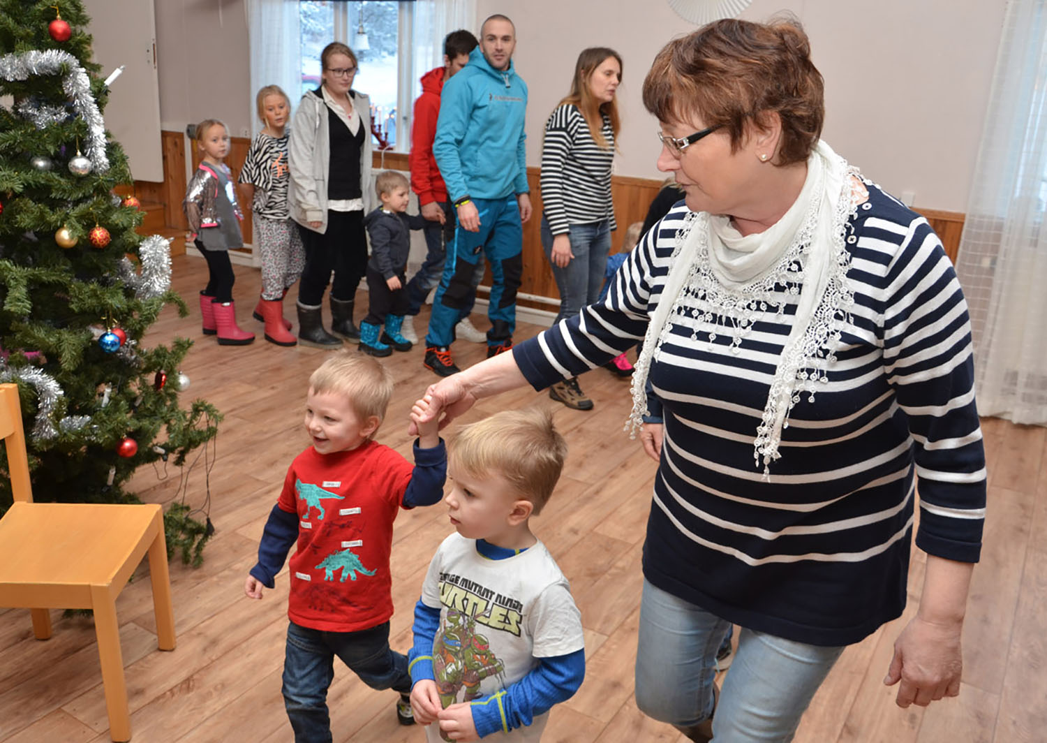 Röste.nu – Röstebilder – Julgransplundring i Dönjegården 2017