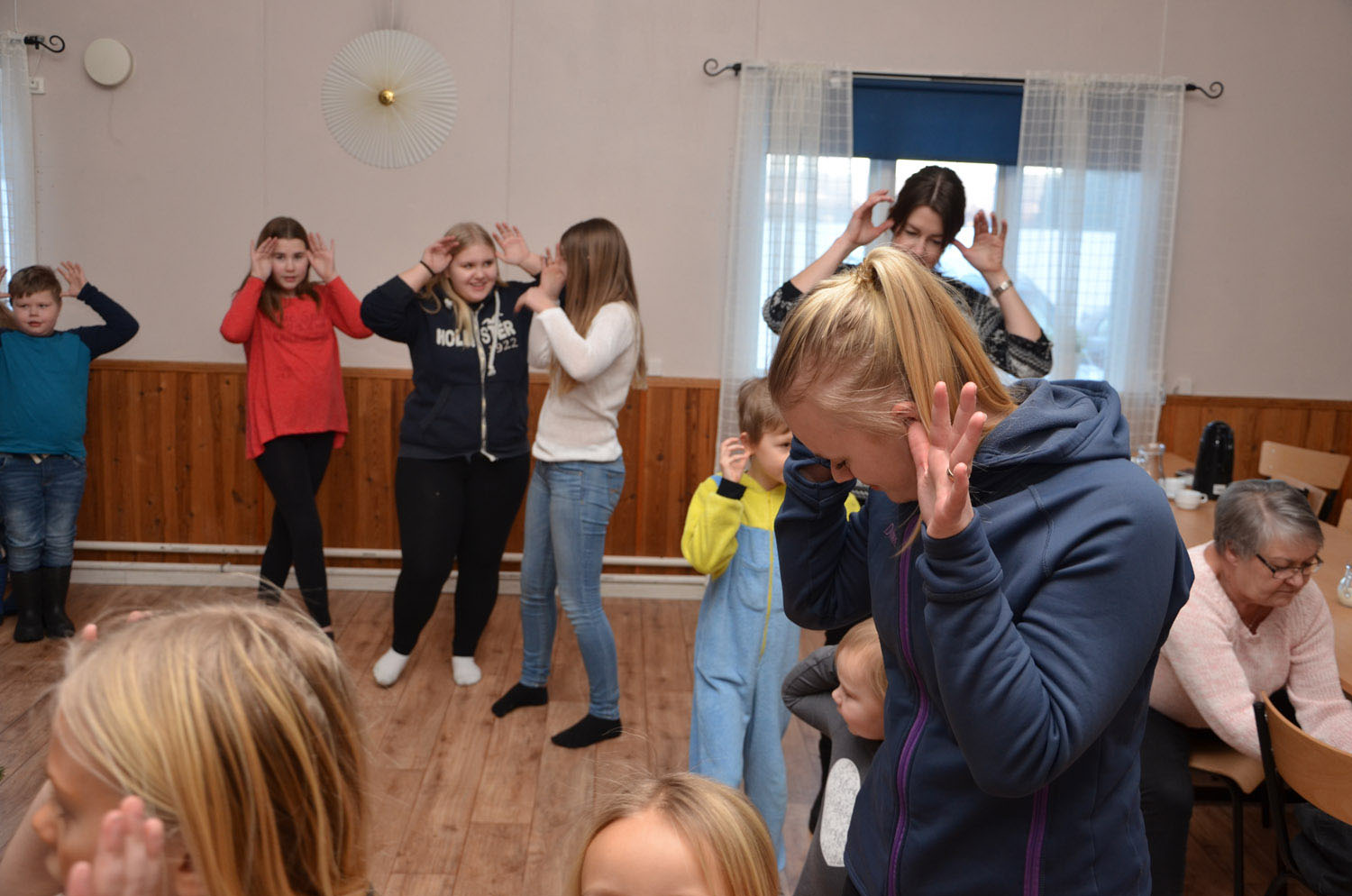 Röste.nu – Röstebilder – Julgransplundring i Dönjegården 2017