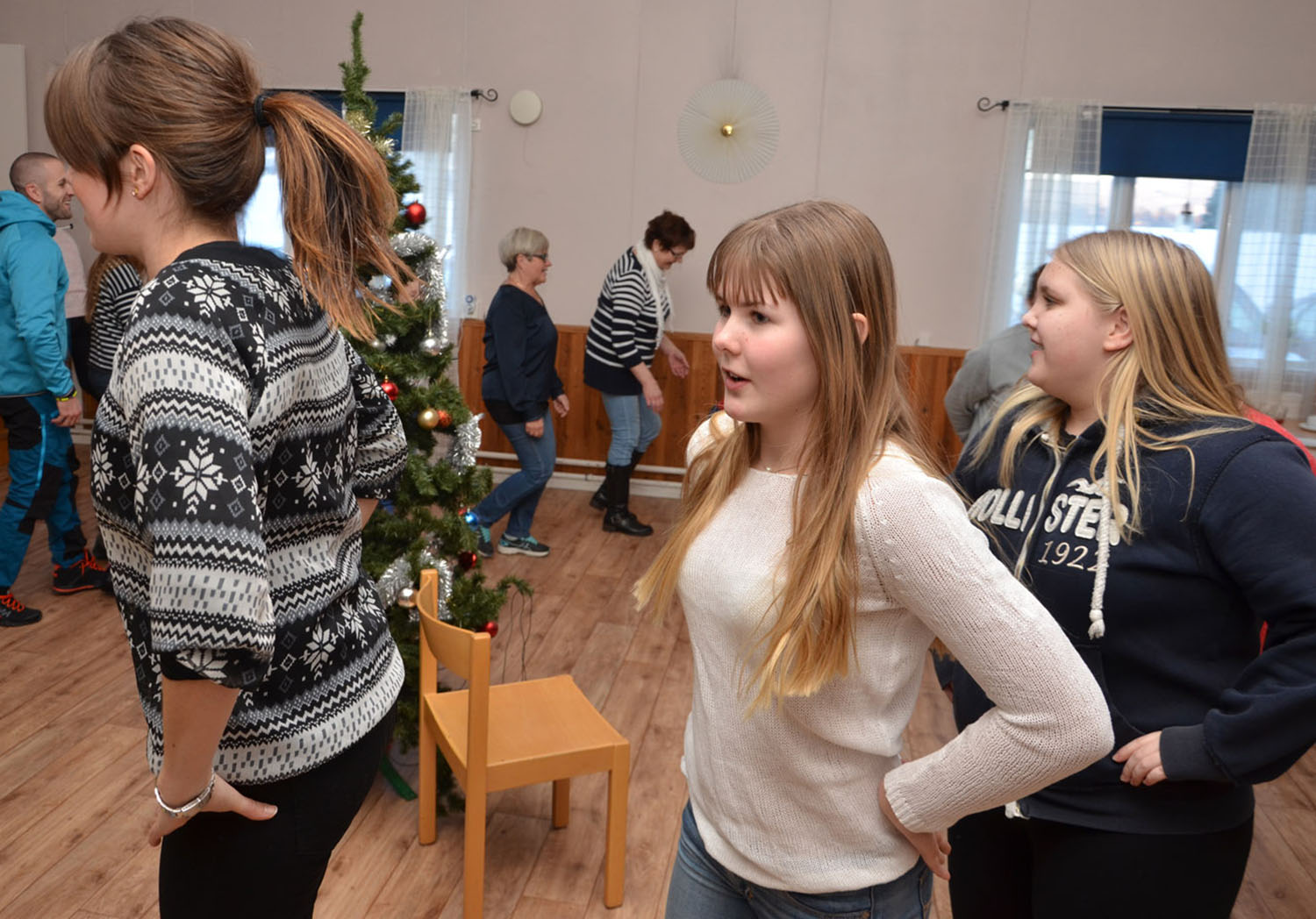 Röste.nu – Röstebilder – Julgransplundring i Dönjegården 2017