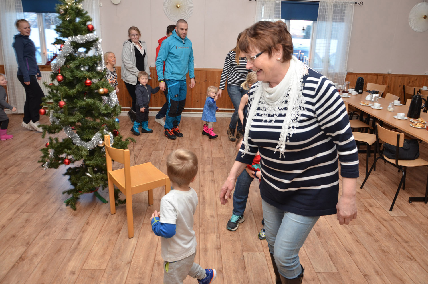 Röste.nu – Röstebilder – Julgransplundring i Dönjegården 2017