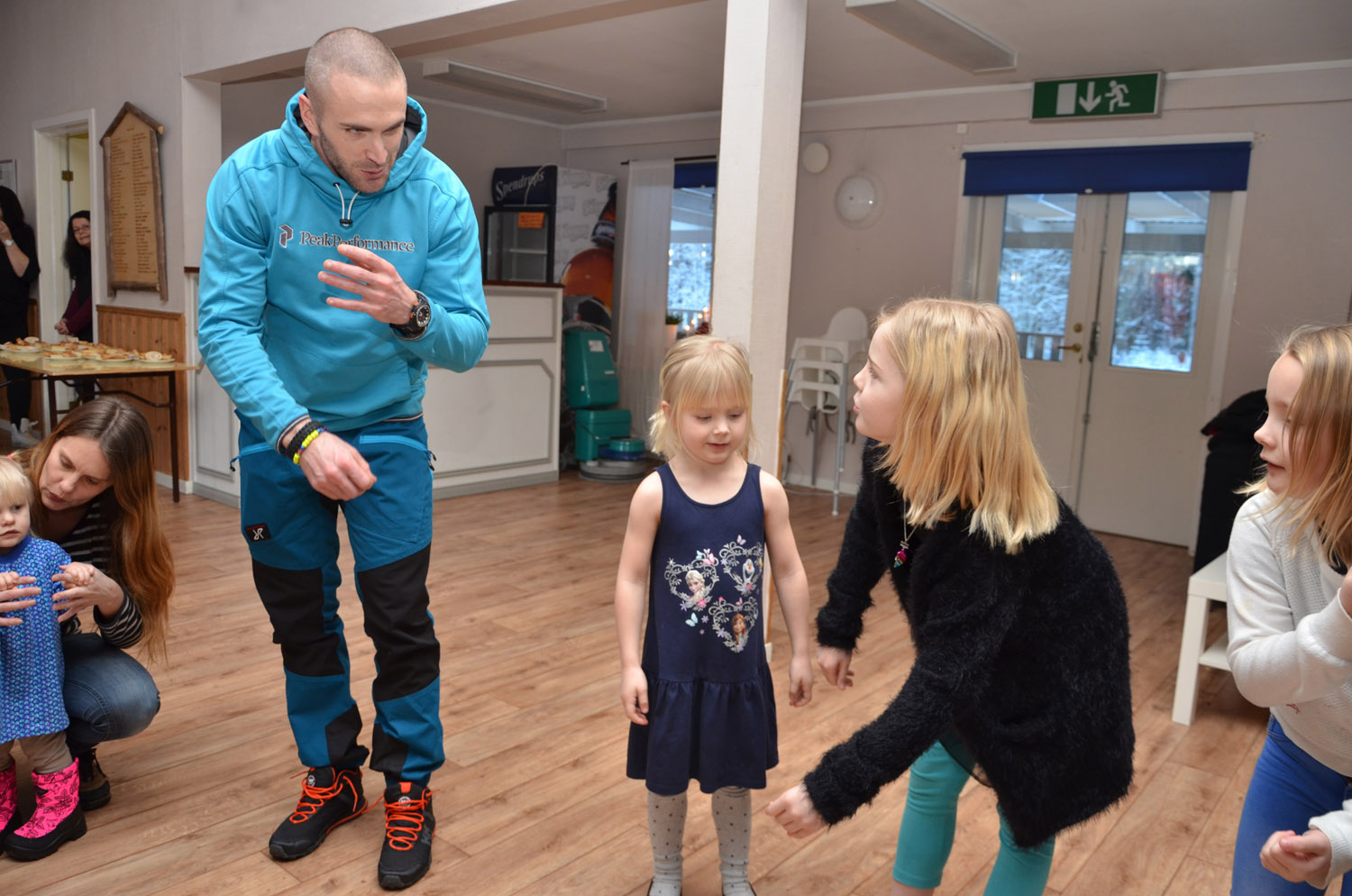 Röste.nu – Röstebilder – Julgransplundring i Dönjegården 2017
