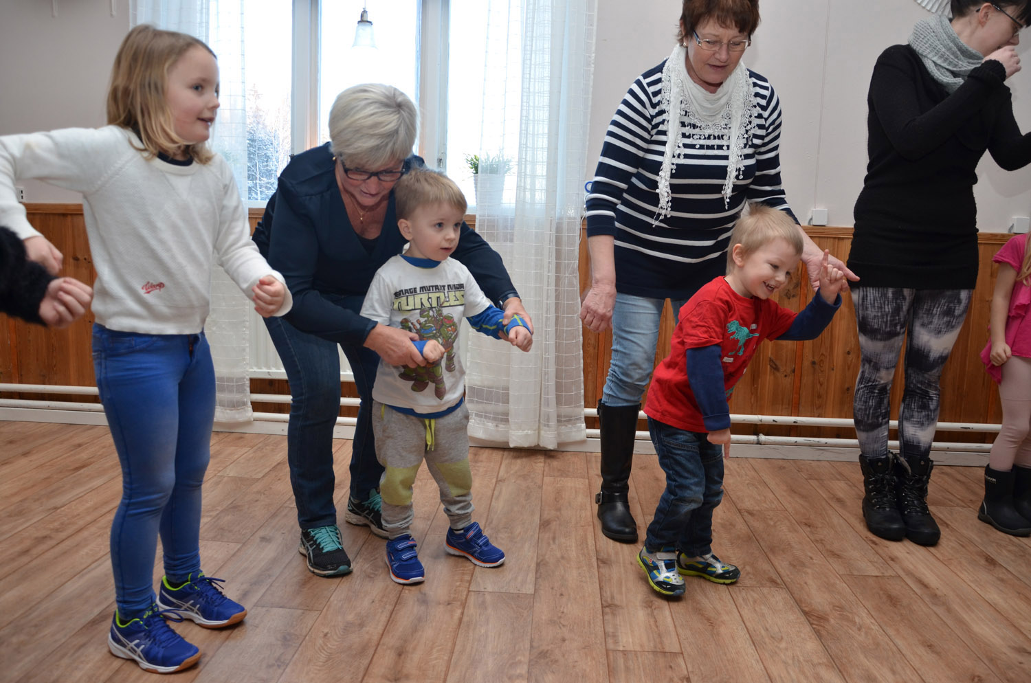 Röste.nu – Röstebilder – Julgransplundring i Dönjegården 2017