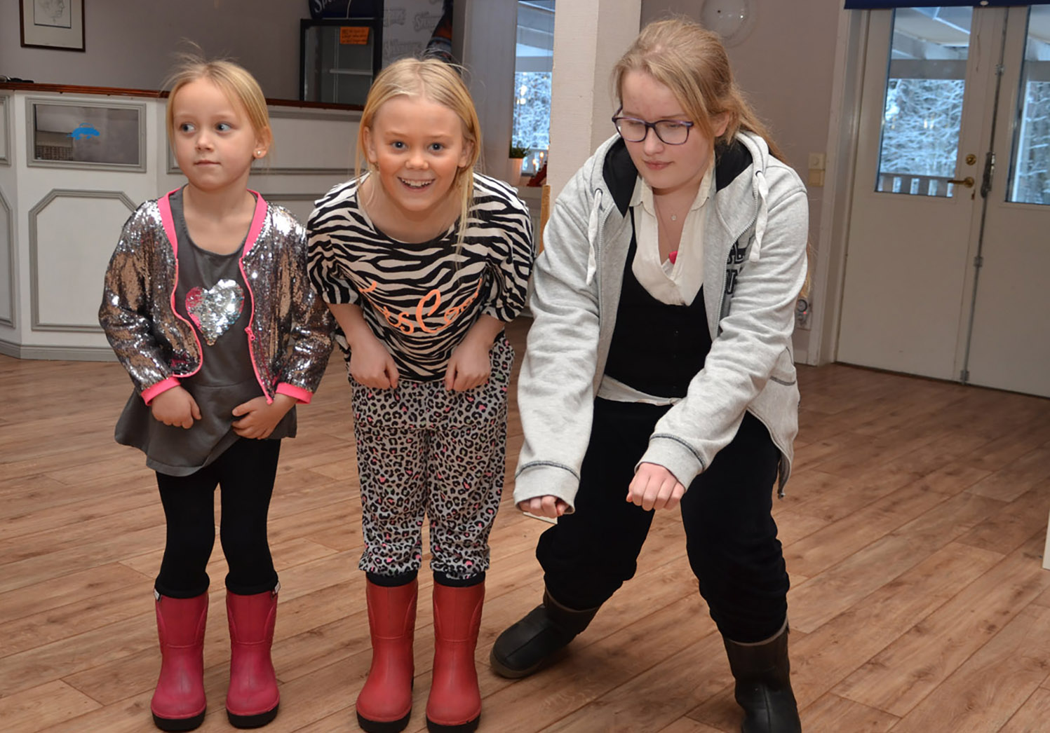 Röste.nu – Röstebilder – Julgransplundring i Dönjegården 2017