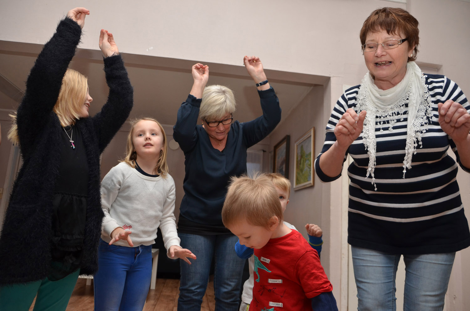 Röste.nu – Röstebilder – Julgransplundring i Dönjegården 2017