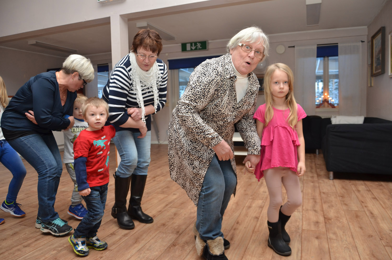 Röste.nu – Röstebilder – Julgransplundring i Dönjegården 2017