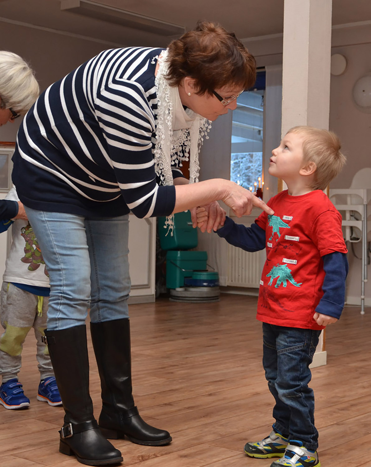 Röste.nu – Röstebilder – Julgransplundring i Dönjegården 2017