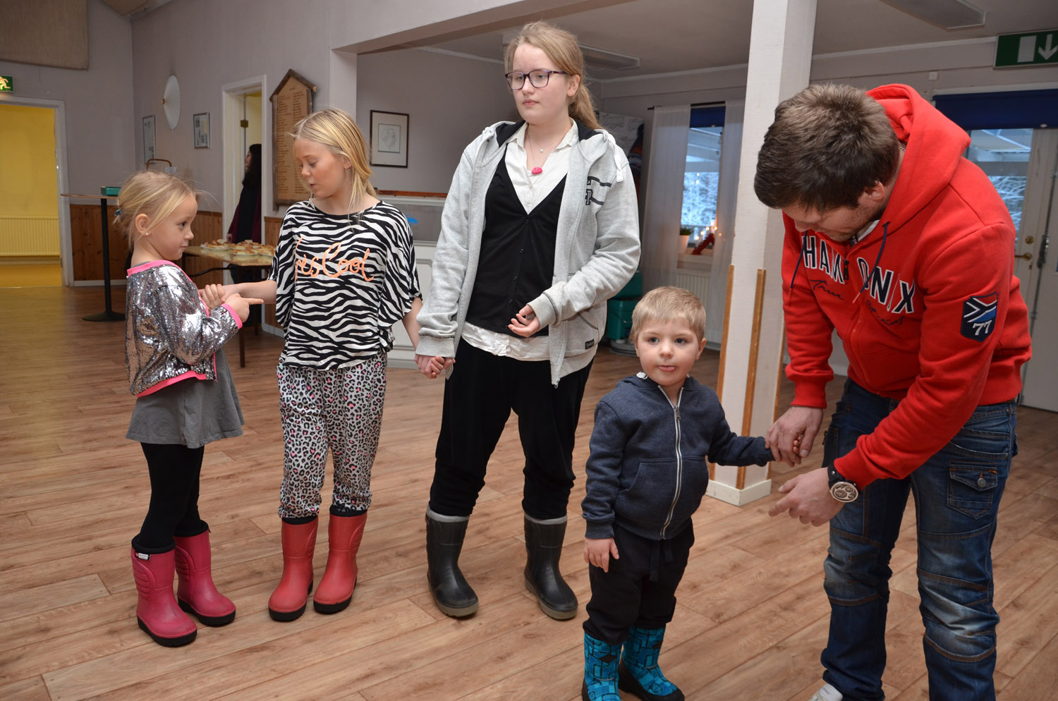 Röste.nu – Röstebilder – Julgransplundring i Dönjegården 2017