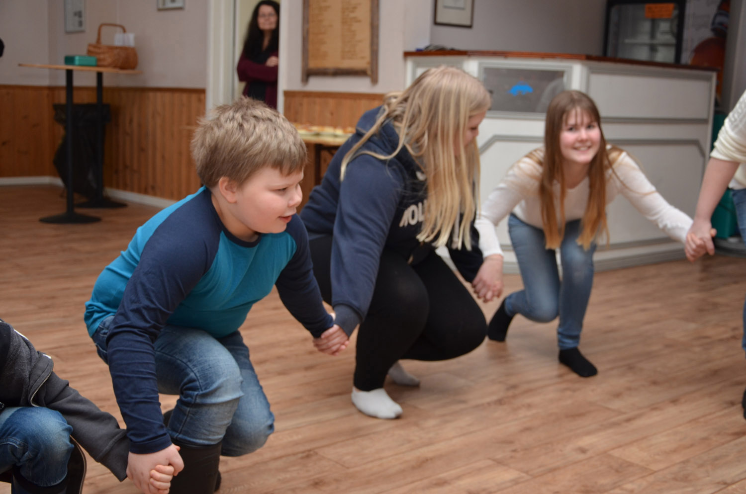 Röste.nu – Röstebilder – Julgransplundring i Dönjegården 2017