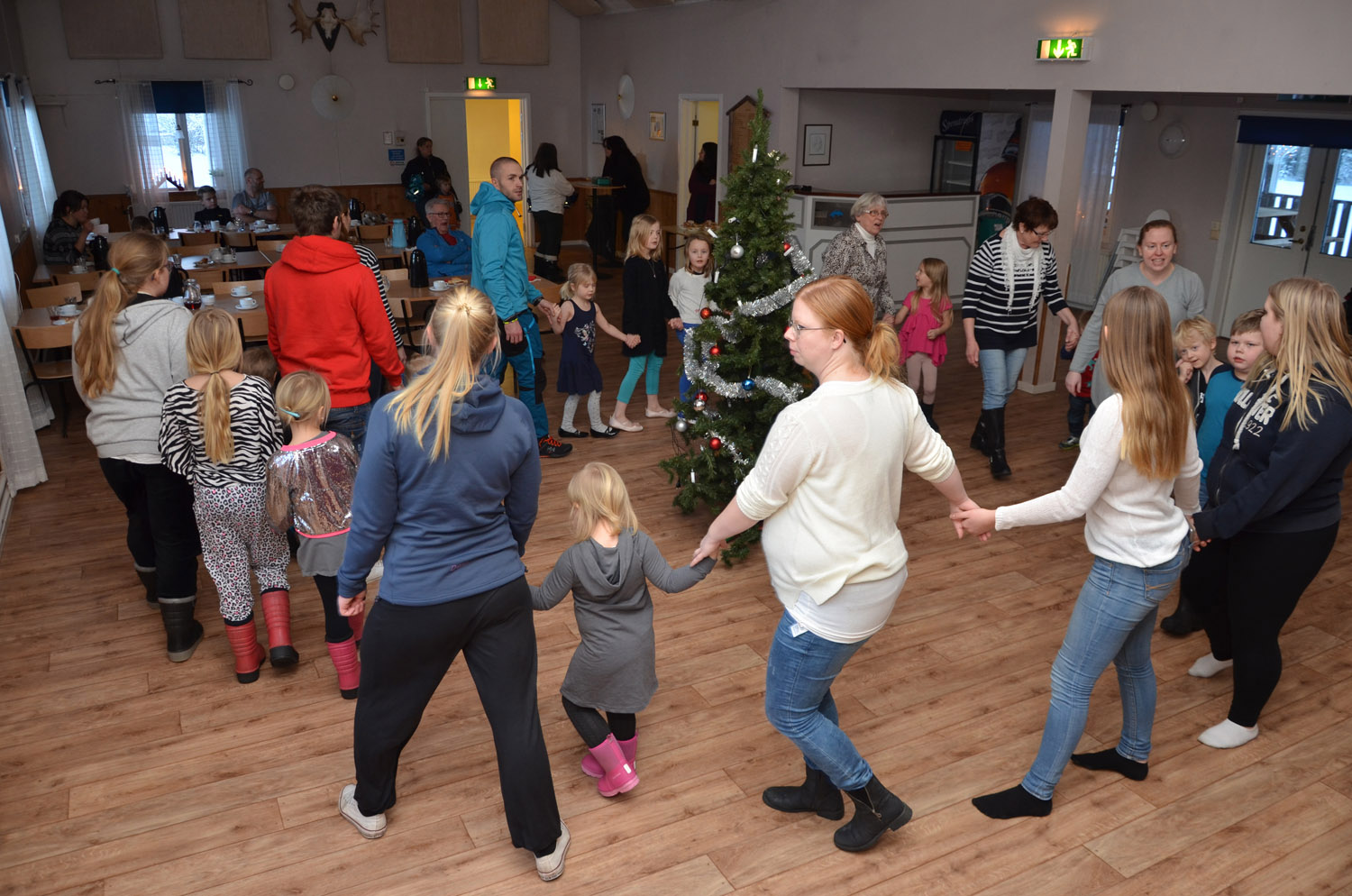 Röste.nu – Röstebilder – Julgransplundring i Dönjegården 2017