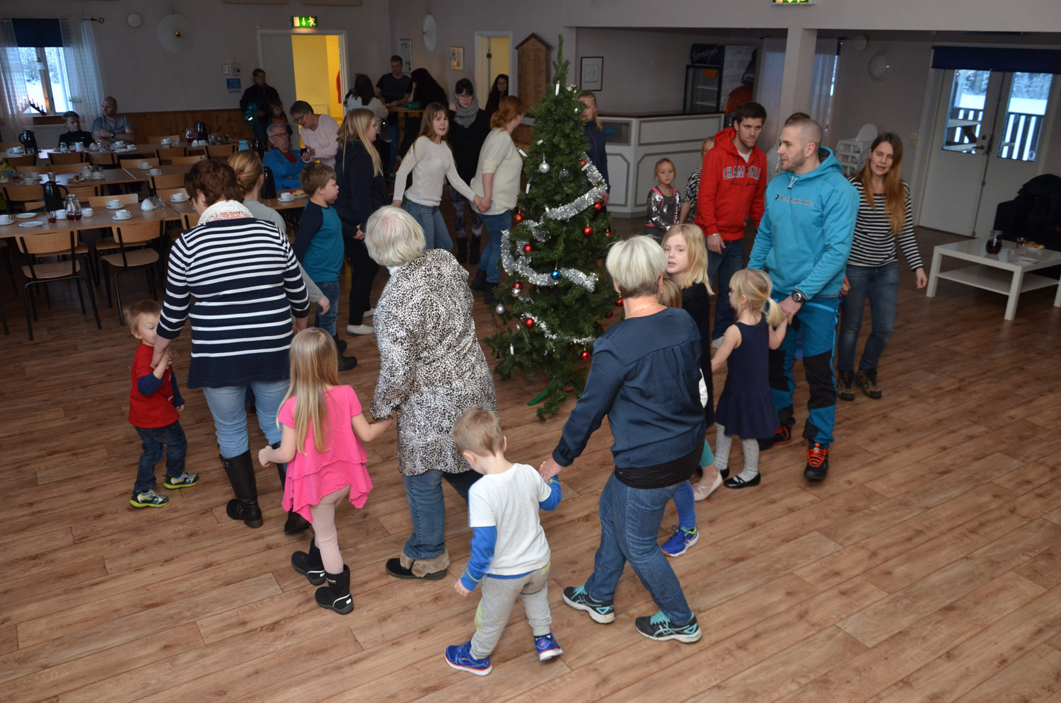 Röste.nu – Röstebilder – Julgransplundring i Dönjegården 2017