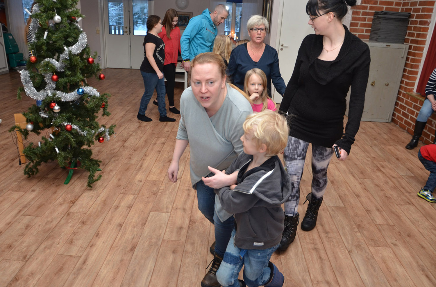 Röste.nu – Röstebilder – Julgransplundring i Dönjegården 2017