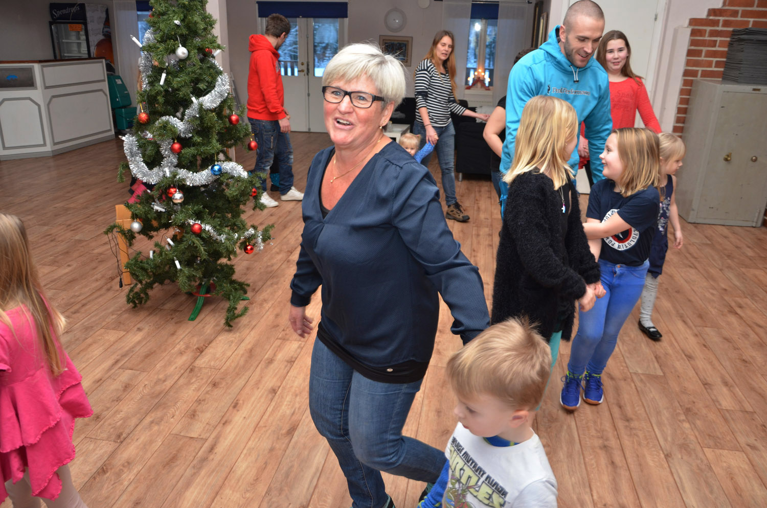 Röste.nu – Röstebilder – Julgransplundring i Dönjegården 2017