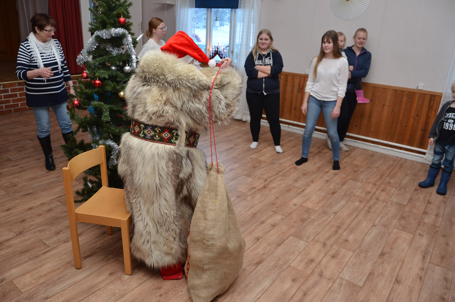 Röste.nu – Röstebilder – Julgransplundring i Dönjegården 2017