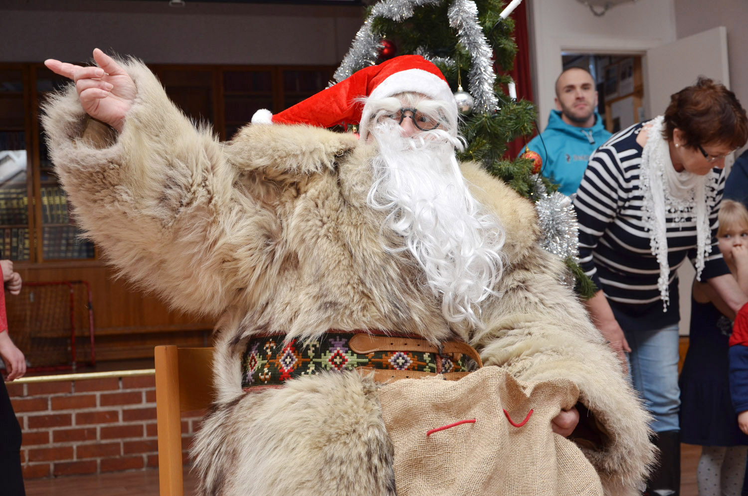 Röste.nu – Röstebilder – Julgransplundring i Dönjegården 2017