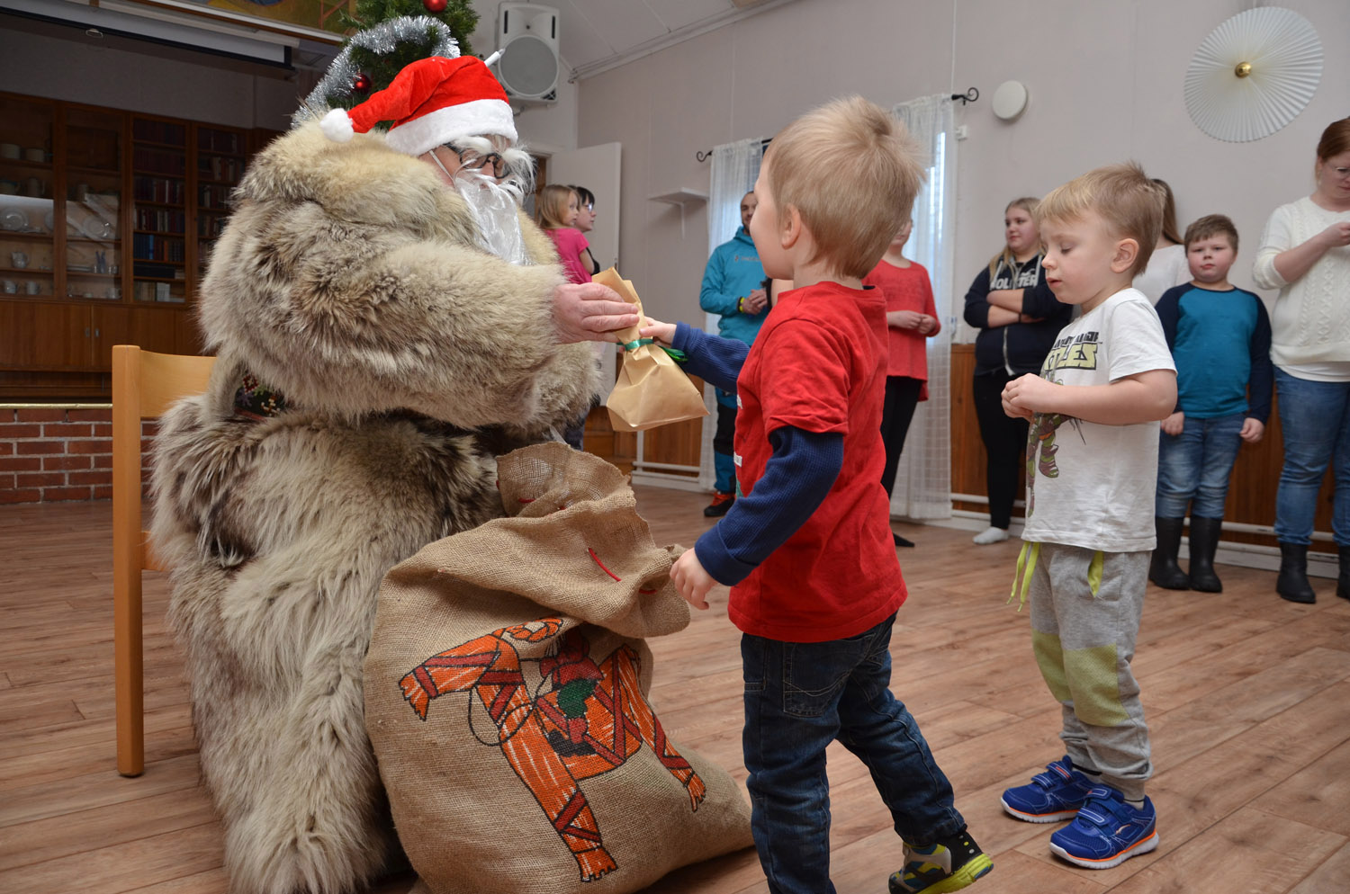 Röste.nu – Röstebilder – Julgransplundring i Dönjegården 2017