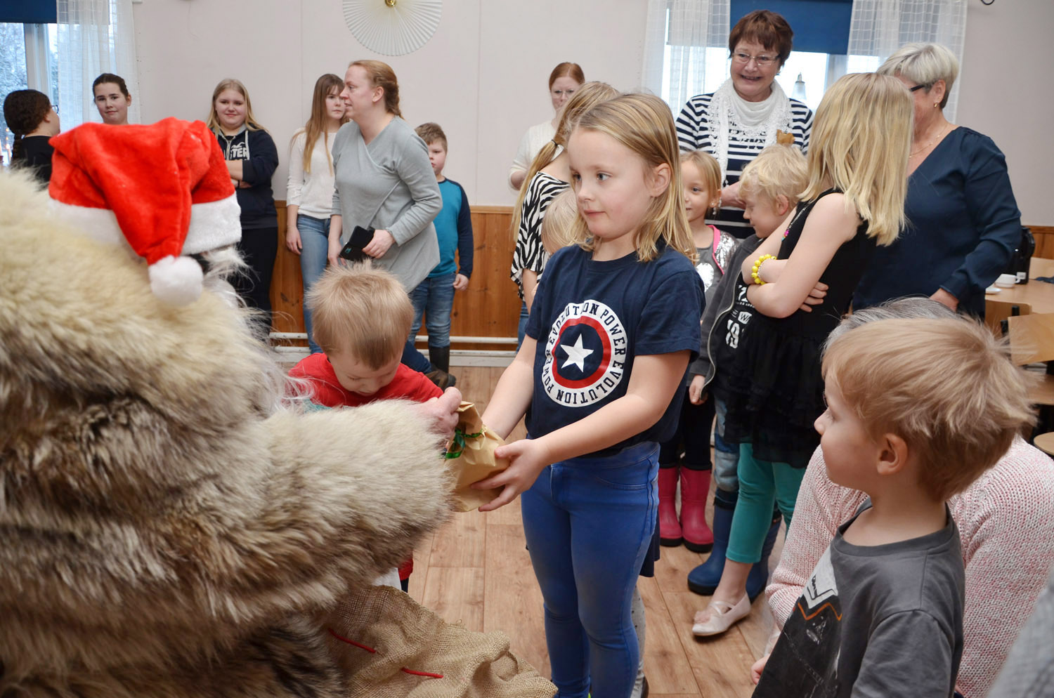 Röste.nu – Röstebilder – Julgransplundring i Dönjegården 2017