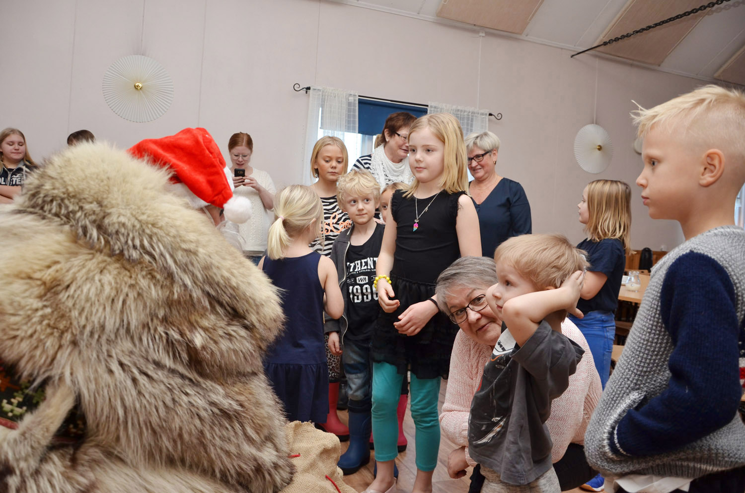 Röste.nu – Röstebilder – Julgransplundring i Dönjegården 2017