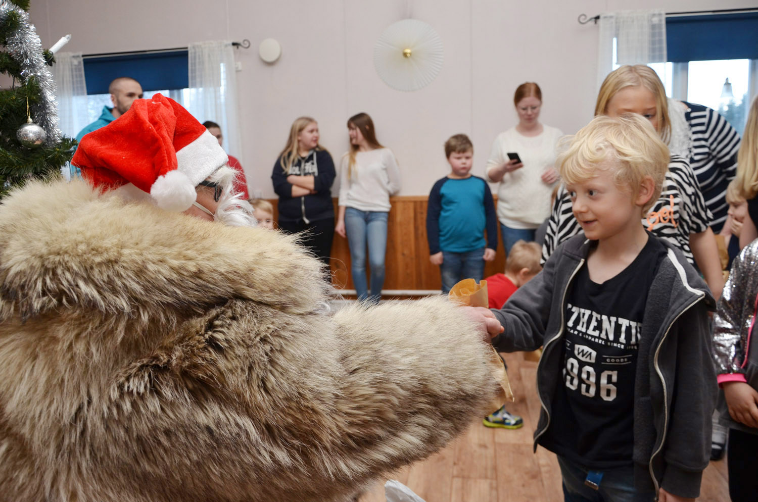 Röste.nu – Röstebilder – Julgransplundring i Dönjegården 2017
