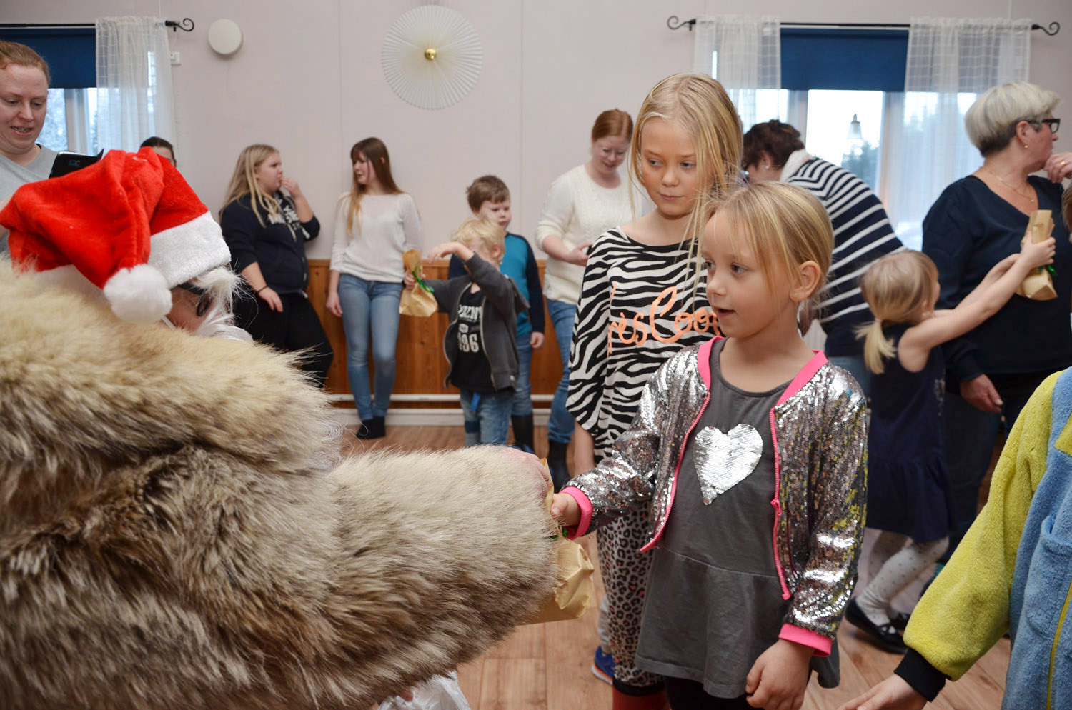 Röste.nu – Röstebilder – Julgransplundring i Dönjegården 2017