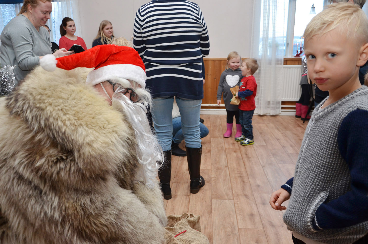 Röste.nu – Röstebilder – Julgransplundring i Dönjegården 2017