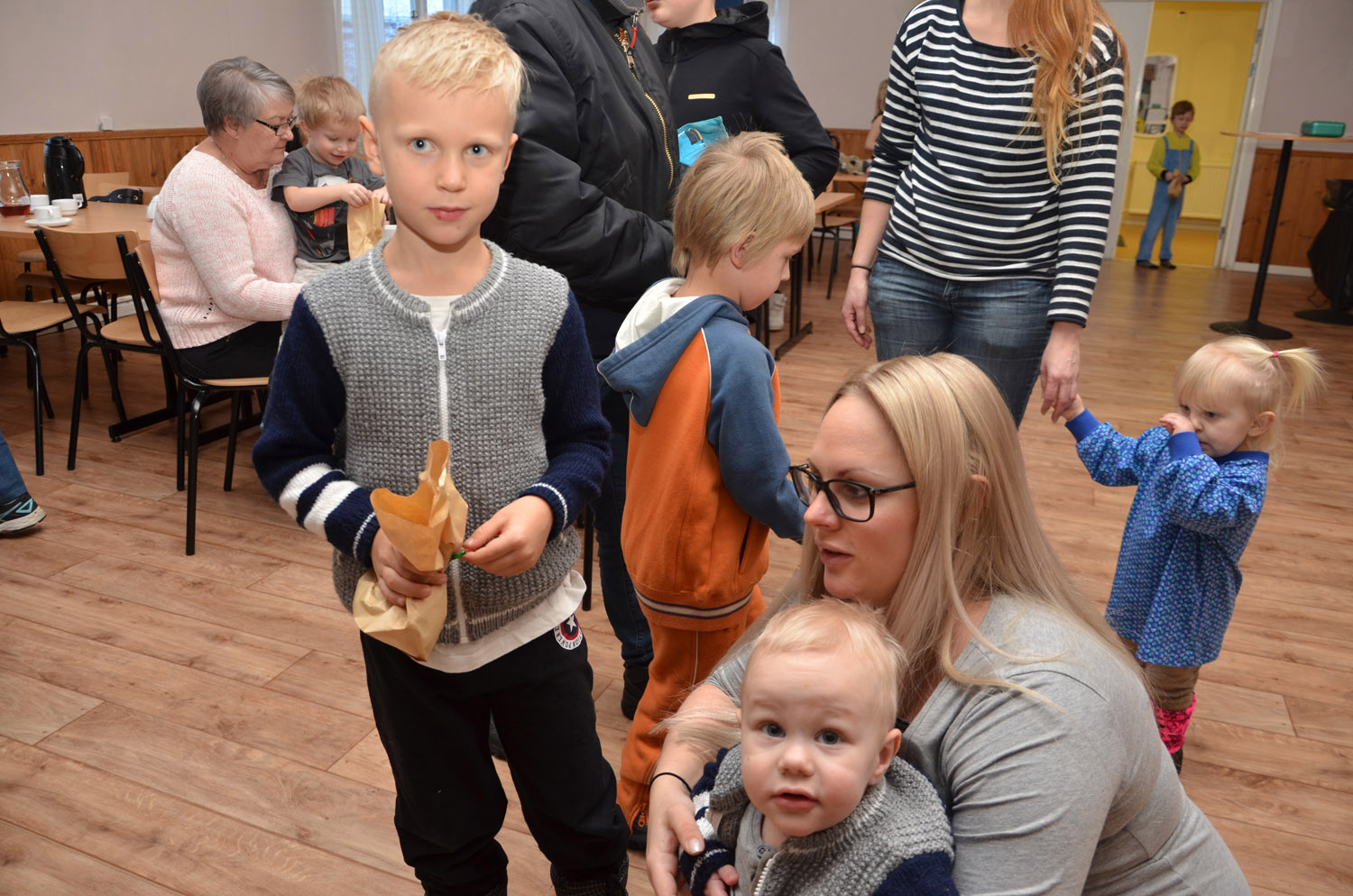 Röste.nu – Röstebilder – Julgransplundring i Dönjegården 2017