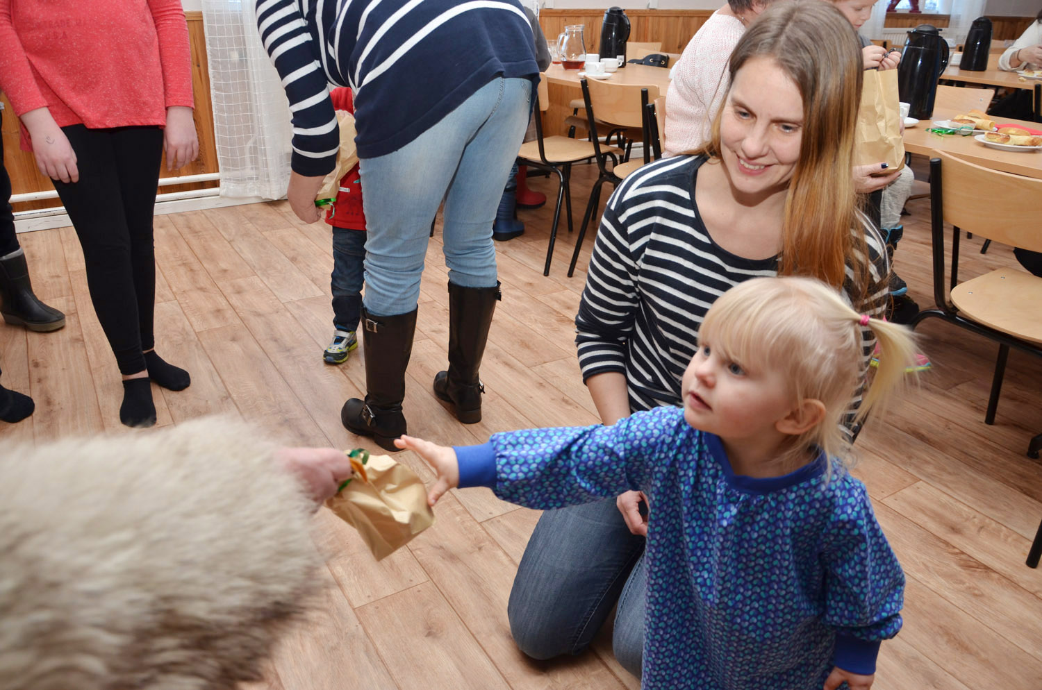 Röste.nu – Röstebilder – Julgransplundring i Dönjegården 2017
