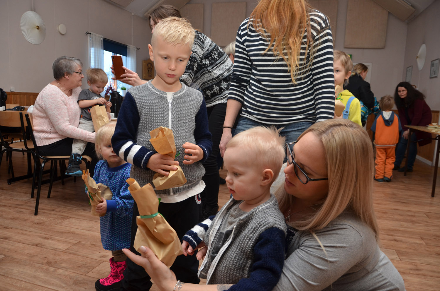 Röste.nu – Röstebilder – Julgransplundring i Dönjegården 2017